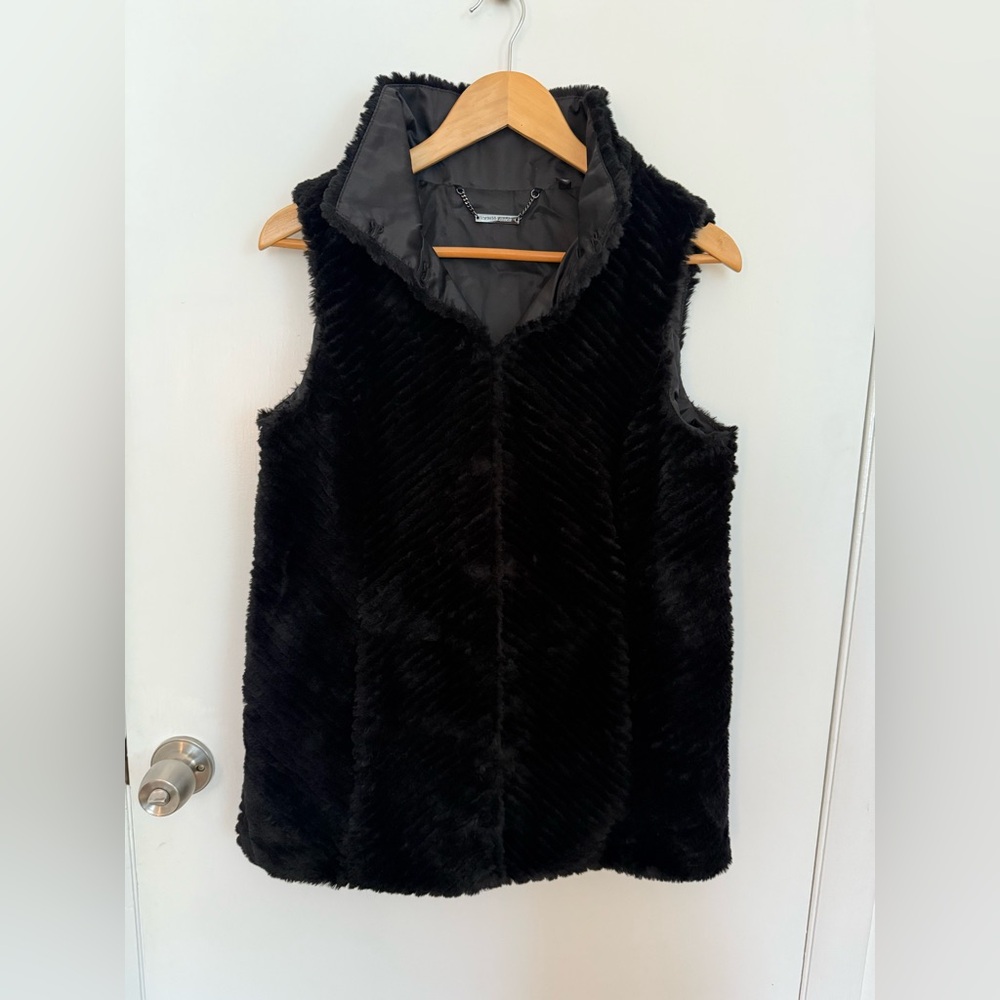 White House Black Market Black Chevron Textured Faux Fur Vest Size Small